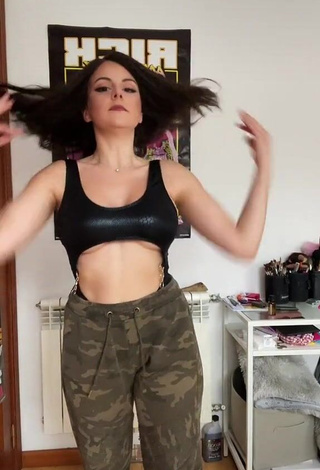 Hot Gigiis Shows Cleavage in Black Top (Underboob)