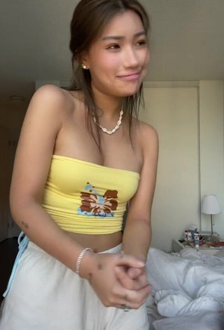 1. Sexy Hannah Kim Shows Cleavage in Tube Top