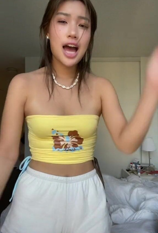 4. Sexy Hannah Kim Shows Cleavage in Tube Top