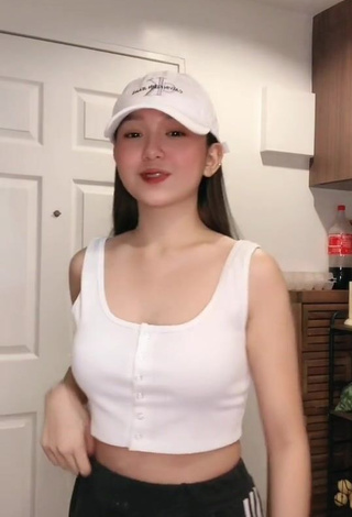 Hot Hannah Dela Vega Shows Cleavage in Crop Top