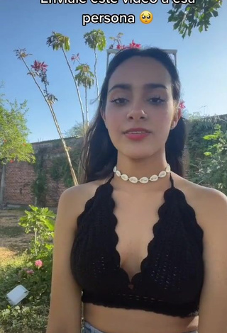 3. Beautiful Lisy Cardenas Shows Cleavage in Sexy Black Crop Top