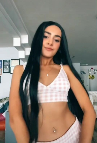 4. Sexy Lisy Cardenas Shows Cleavage in Checkered Crop Top