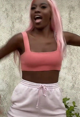 3. Sexy Mirella Qualha Shows Cleavage in Peach Crop Top