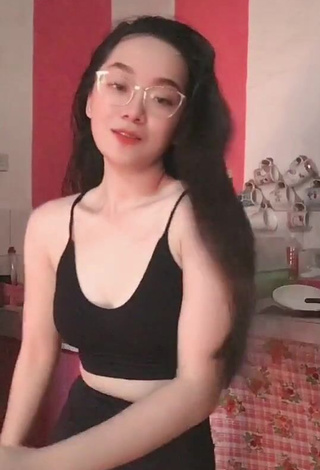 Desirable Yennie Perilla Shows Cleavage in Black Crop Top