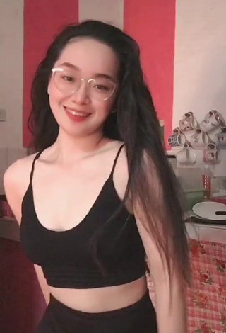 3. Desirable Yennie Perilla Shows Cleavage in Black Crop Top