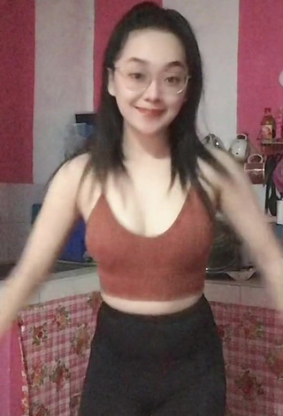 1. Hot Yennie Perilla Shows Cleavage in Brown Crop Top