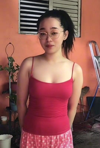 1. Sexy Yennie Perilla Shows Cleavage in Red Top