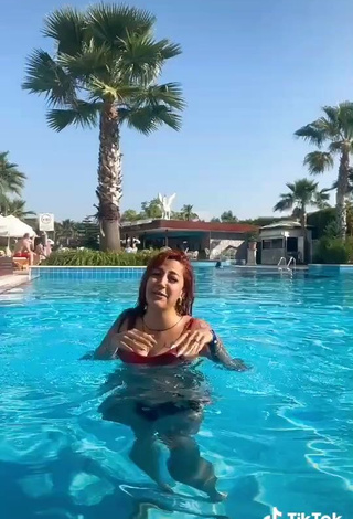 3. Hot ingizem34 Shows Cleavage in Bikini Top at the Swimming Pool