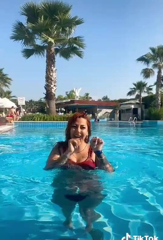 4. Hot ingizem34 Shows Cleavage in Bikini Top at the Swimming Pool