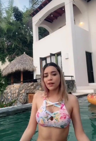 Erotic Brianda Deyanara Moreno Guerrero Shows Cleavage in Floral Bikini at the Swimming Pool