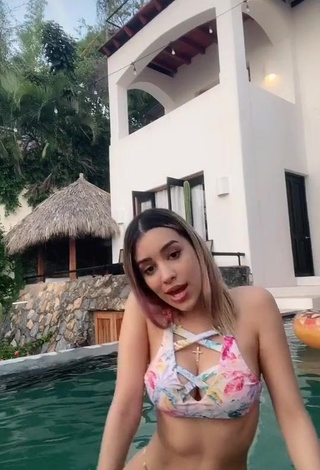 3. Erotic Brianda Deyanara Moreno Guerrero Shows Cleavage in Floral Bikini at the Swimming Pool