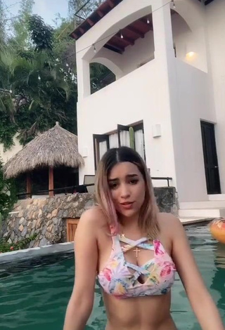 4. Erotic Brianda Deyanara Moreno Guerrero Shows Cleavage in Floral Bikini at the Swimming Pool