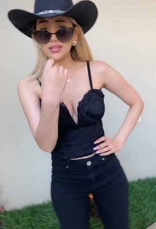 1. Sexy Brianda Deyanara Moreno Guerrero Shows Cleavage in Black Crop Top