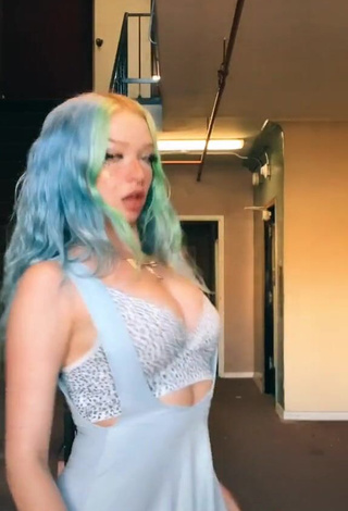 4. Beautiful candyasmus Shows Cleavage in Sexy Crop Top