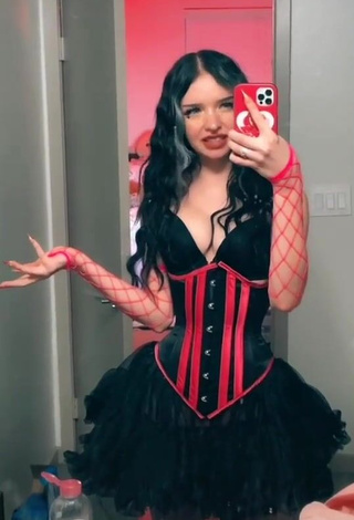 Hot candyasmus Shows Cleavage in Black Corset