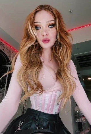 4. Sweetie candyasmus Shows Cleavage in Pink Corset