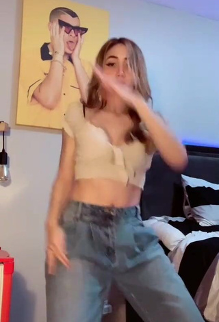 Cute Carolina Díaz in Beige Crop Top