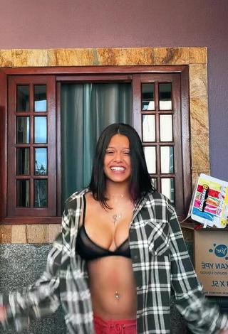 4. Sexy Maria Clara Garcia Shows Cleavage in Black Bra and Bouncing Tits