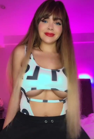 4. Danyan Cat Looks Wonderful in Crop Top (Underboob)