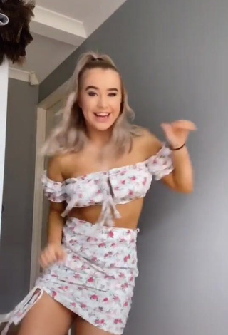 4. Beautiful Caitlin Cummins in Sexy Floral Crop Top