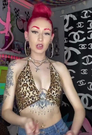 3. Sweet Candela Sartorius Shows Cleavage in Cute Leopard Crop Top