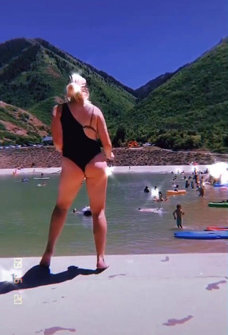 4. Hot Cierra Michelle Memmott Shows Butt at the Beach