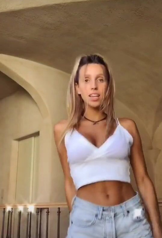 1. Sexy Morel Chekoral Shows Cleavage in White Crop Top