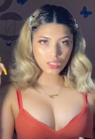 3. Sexy Noheliaah Shows Cleavage in Bra