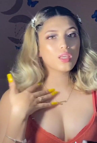 4. Sexy Noheliaah Shows Cleavage in Bra