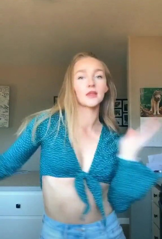 3. Desirable Bailey McManus Shows Cleavage in Turquoise Crop Top