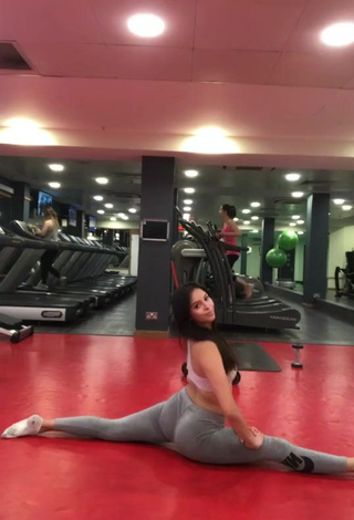 3. Hot Danielle Haden in Grey Leggings while doing Fitness Exercises