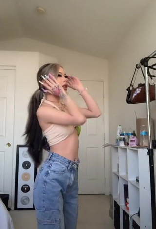 Sexy irenedoll Shows Cleavage in Crop Top (Side Boob)