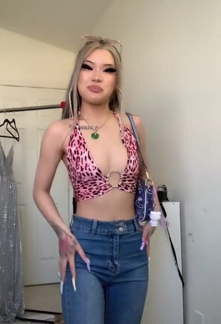 Cute irenedoll Shows Cleavage in Crop Top (Side Boob)