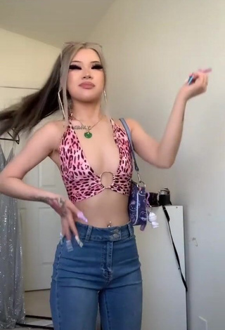 3. Cute irenedoll Shows Cleavage in Crop Top (Side Boob)