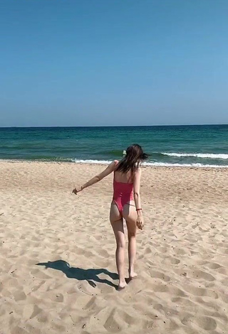 3. Hot Iryna Kudashova Shows Butt at the Beach