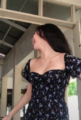 3. Hot Isabel Luche Shows Cleavage in Floral Dress