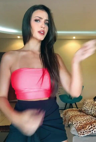 4. Sexy Isa Pinheiro Shows Cleavage in Pink Tube Top