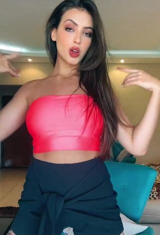 Hot Isa Pinheiro Shows Cleavage in Pink Tube Top