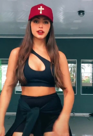 1. Desirable Isa Pinheiro Shows Cleavage in Black Crop Top