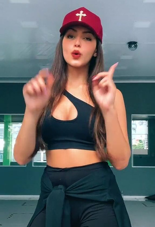 Seductive Isa Pinheiro Shows Cleavage in Black Crop Top