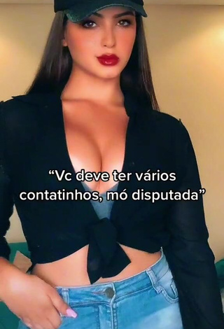 1. Sweetie Isa Pinheiro Shows Cleavage in Black Crop Top