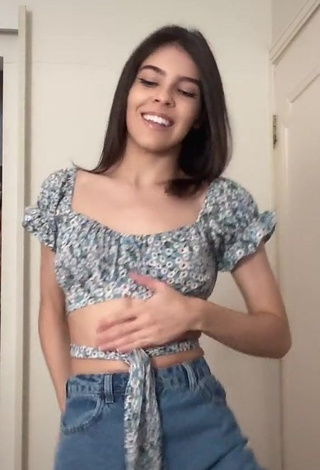 4. Hot Isabela Scalet Shows Cleavage in Floral Crop Top