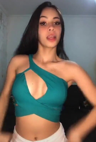 1. Magnificent Carol Nunes Shows Cleavage in Green Crop Top (Side Boob)