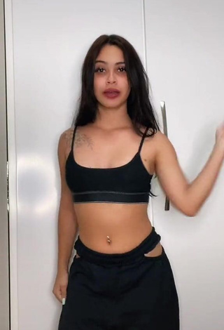 1. Cute Carol Nunes Shows Cleavage in Crop Top