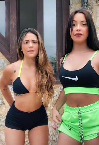 3. Beautiful Carol Nunes Shows Cleavage in Sexy Sport Bra