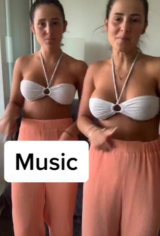 3. Cute jakictwins Shows Cleavage in White Bikini Top