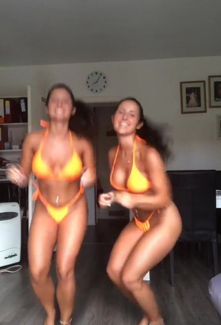 Hot jakictwins Shows Cleavage in Bikini