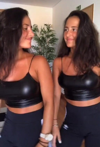 3. Sexy jakictwins in Leggings