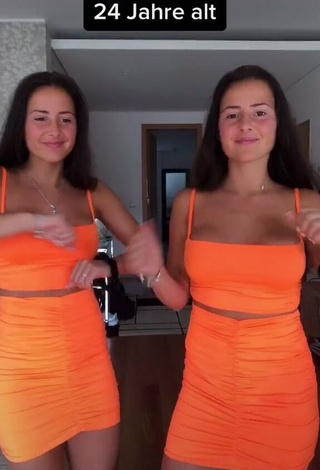 Seductive jakictwins Shows Cleavage in Crop Top and Bouncing Boobs