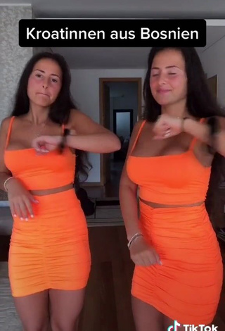 4. Seductive jakictwins Shows Cleavage in Crop Top and Bouncing Boobs